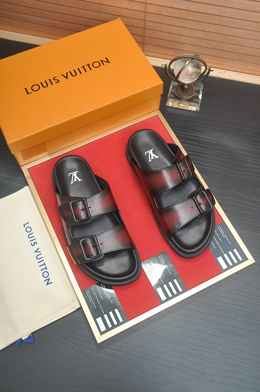 Men's shoes 💰400💶 [Louis Vuitton LV slippers] (high-end cowhide) counter 1:1 fashion style, a must-have for summer! The designer used LV’s iconic outsole. The original simple slippers instantly become fashionable! The upper is made of flexible special cowhide leather straps alternately, and the workmanship is exquisite! A must-have for stylish men in summer, size 38-45 (45 customized)